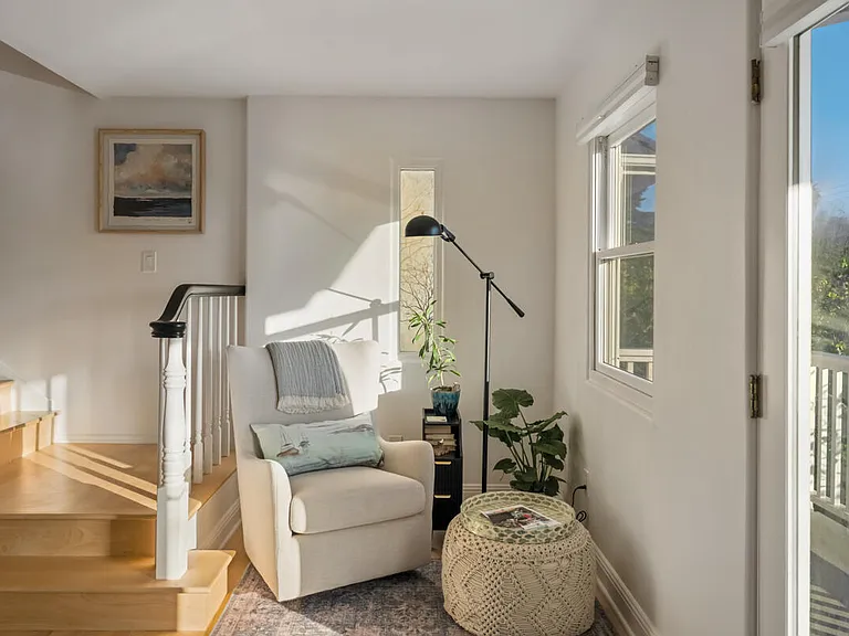 2570 Lillie Ave — Photo 4