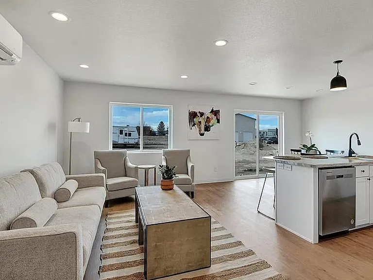 989 S Harmony Dr — Photo 2