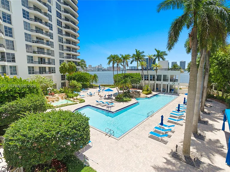 3600 Mystic Pointe Dr #310 — Photo 22