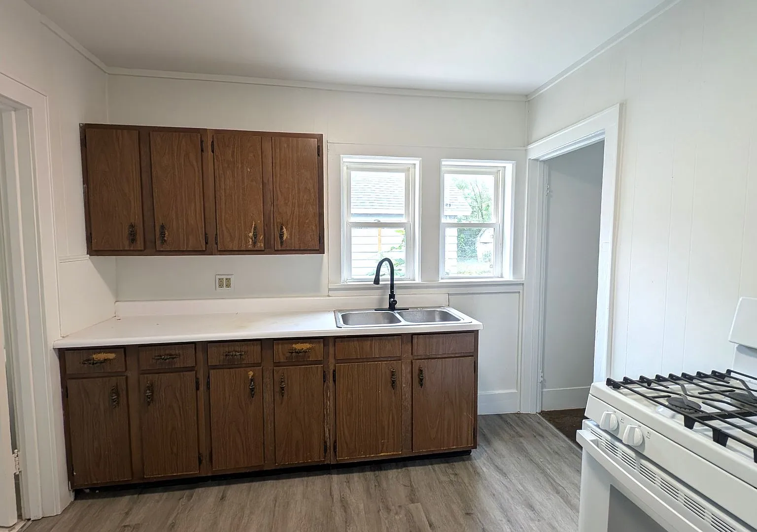 2229 McIlwraith, 2 bedroom house with basement and garage — Photo 4