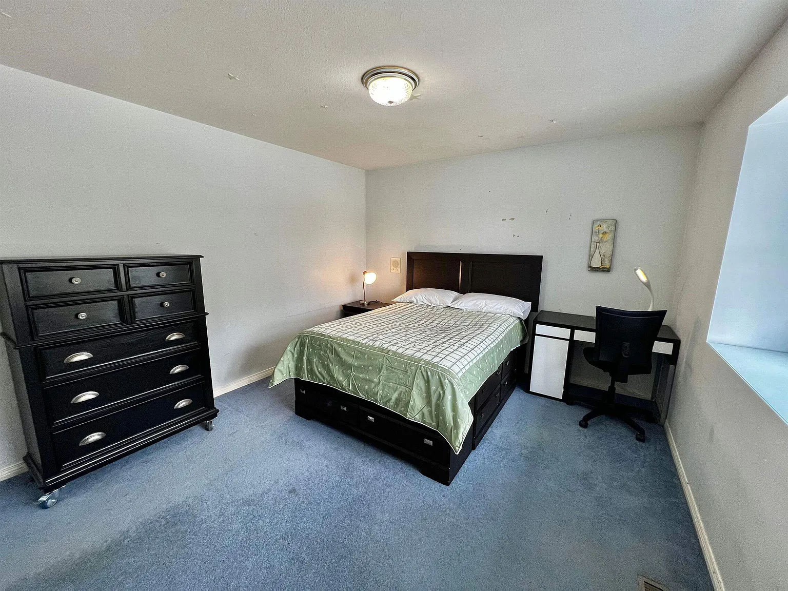 1 bed, 100 sqft, $1,000 — Photo 3