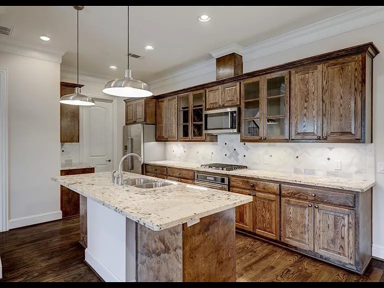 2401 Radcliffe St — Photo 3