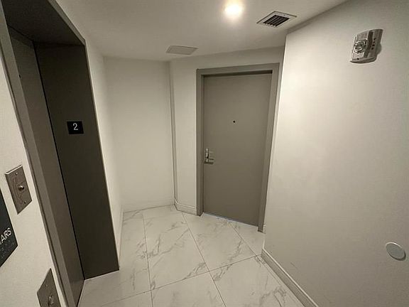 4th image of 488 NE 18th St Unit 211
