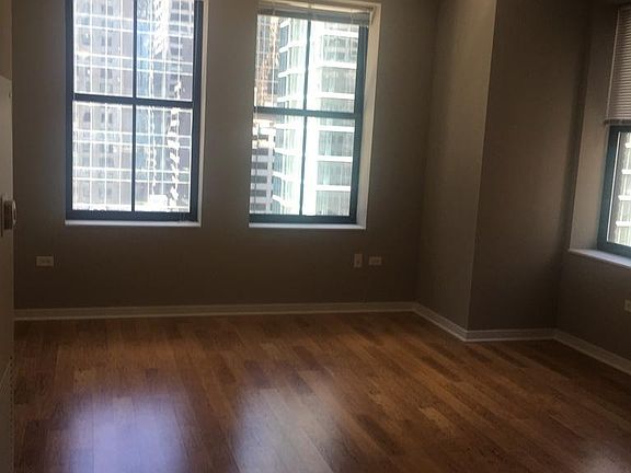 5th image of 10 W Randolph Dr #701
