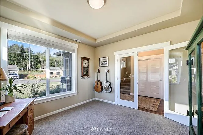 4 bed, 2.5 bath, 2368 sqft, $4,100 — Photo 3