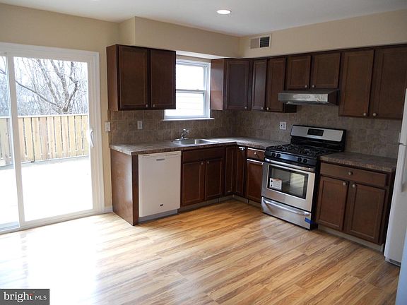 2nd image of 3352 Wiehle St