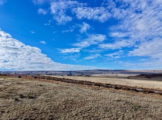 3 Red Ln, Thermopolis, WY 82443