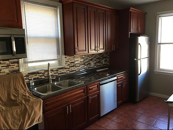 4th image of 404 E Kinney St #2