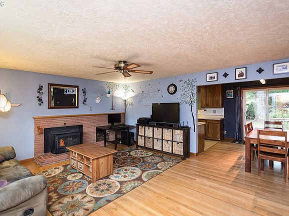 5th image of 291 NW Forest St