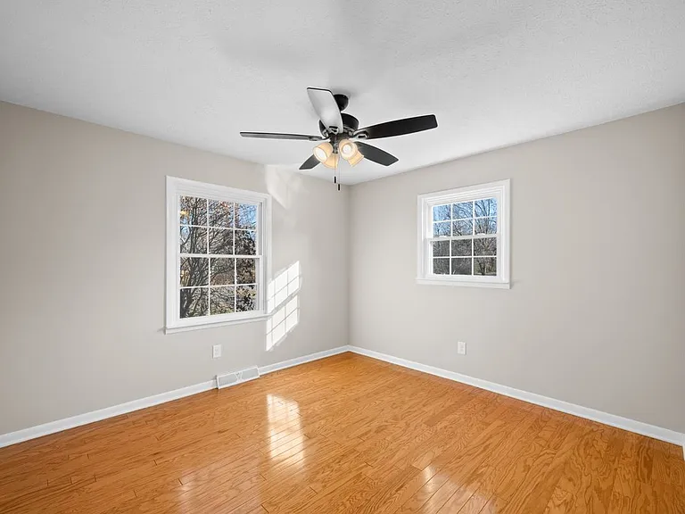 215 Hill St — Photo 33