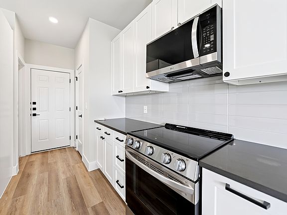 5th image of 221 Melody Ln
