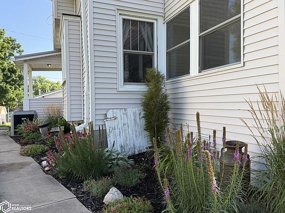 4th image of 405 E 9th St