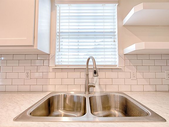 5th image of 2821 Turnberry Ln