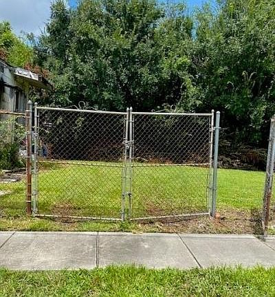 2nd image of 5909 Burgundy St