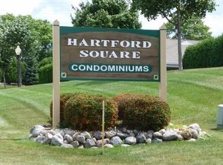 218 Hartford Sq, Hartford, WI 53027