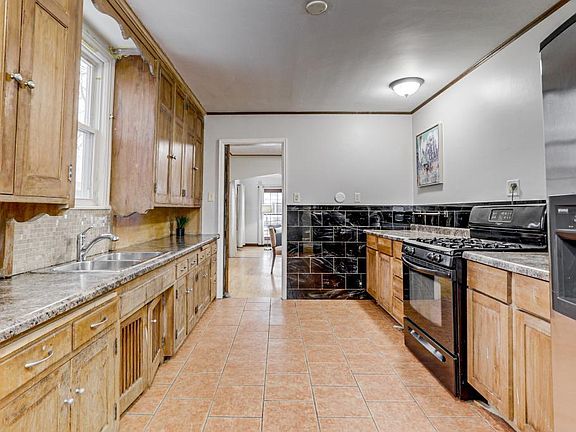 5th image of 3350 Irving Ave N