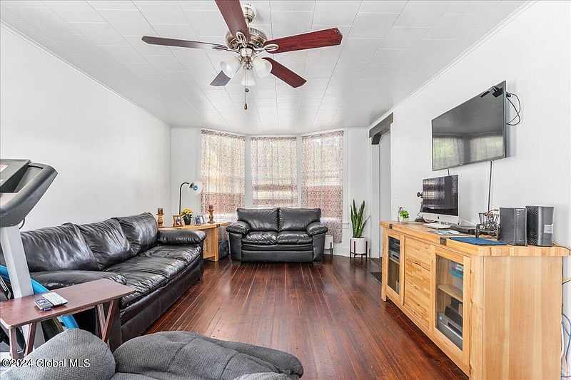 4th image of 744 3rd Avenue