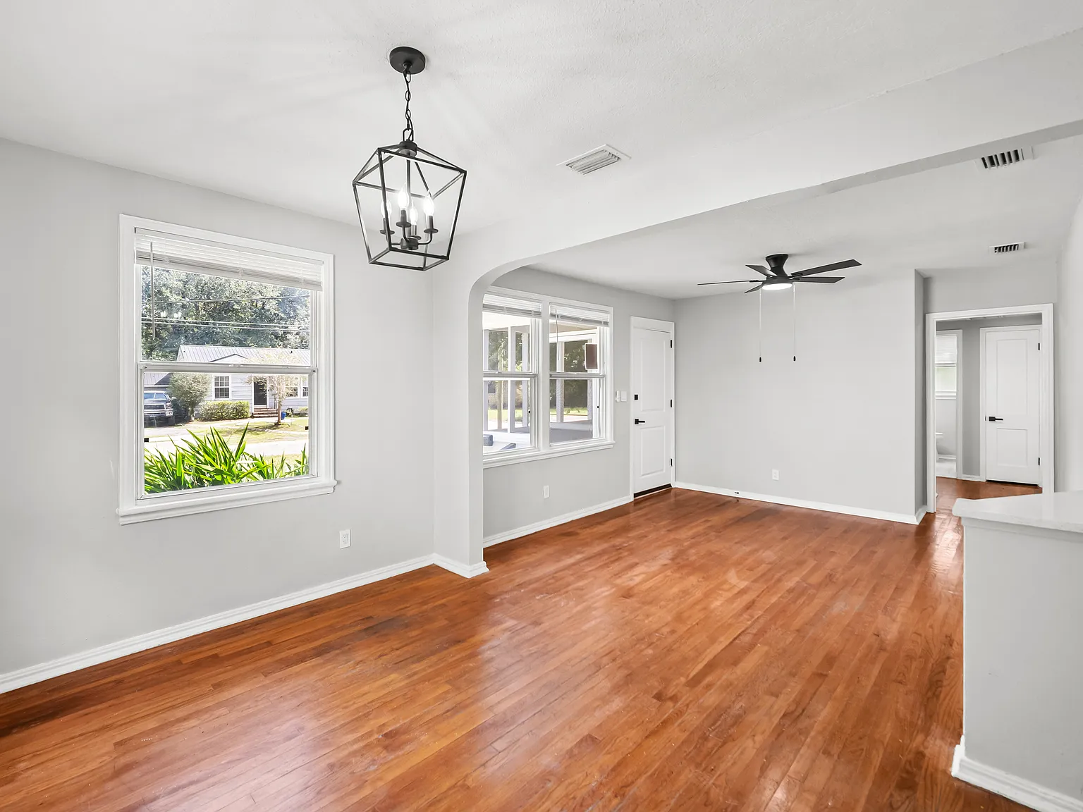 3 bed, 937 sqft, $2,200 — Photo 2