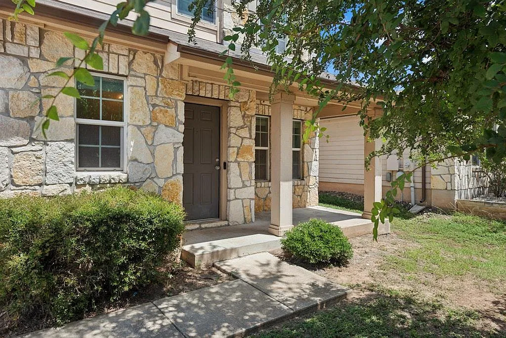 3 bed, 2.5 bath, 1571 sqft, $1,900 — Photo 2