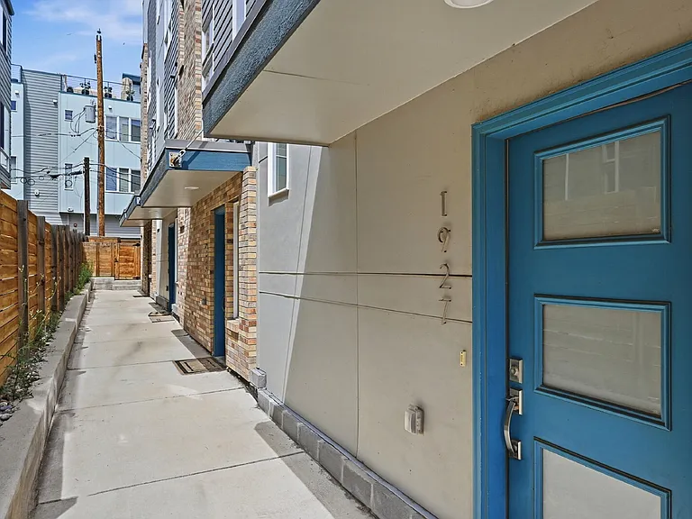 1927 N Hooker St — Photo 3