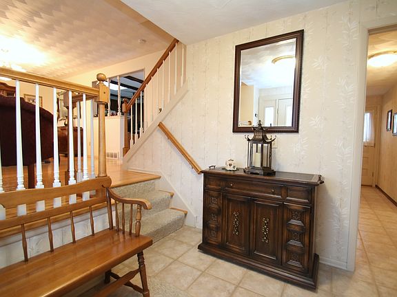 Oversized foyer w tile entry