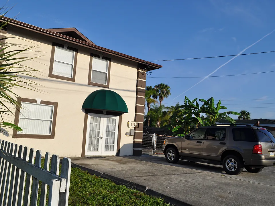 13935 Old Dixie Hwy #1