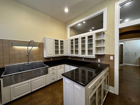 4th image of 104 S Beaton St #C