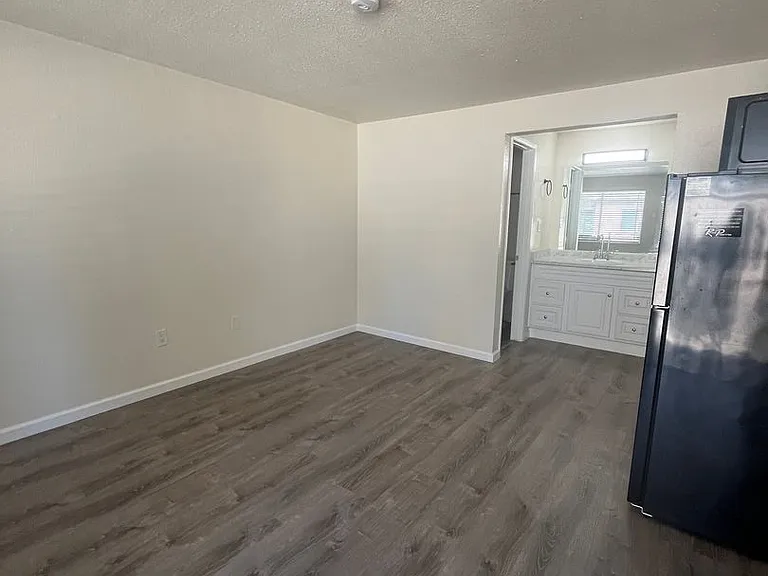555 N Stewart St — Photo 3
