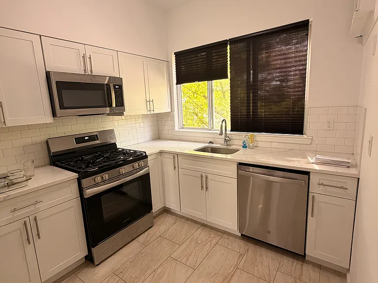 561 Quincy Ave — Photo 3