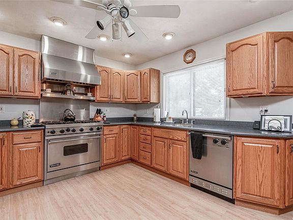 3rd image of 11 Henlee Ct