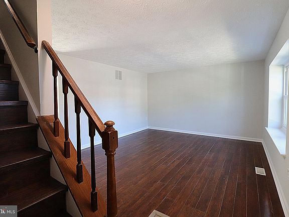4th image of 11 Mountain Laurel Ct