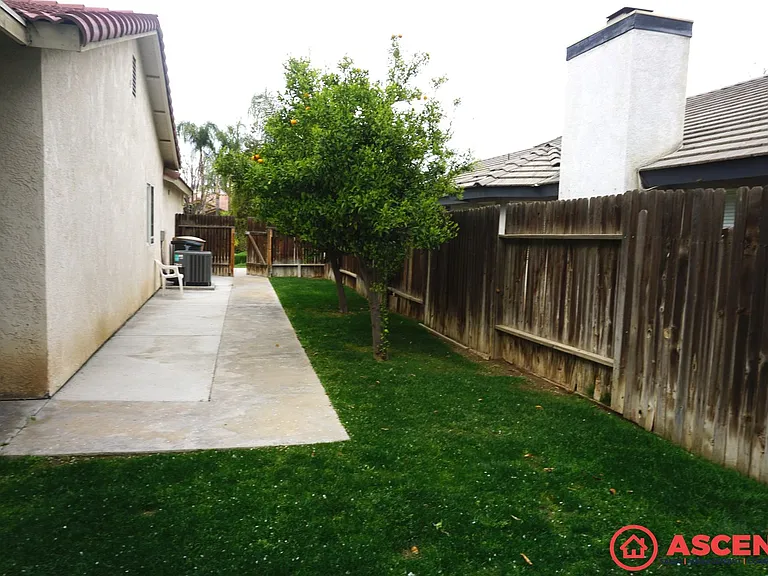 9305 Foxglen Ct — Photo 16