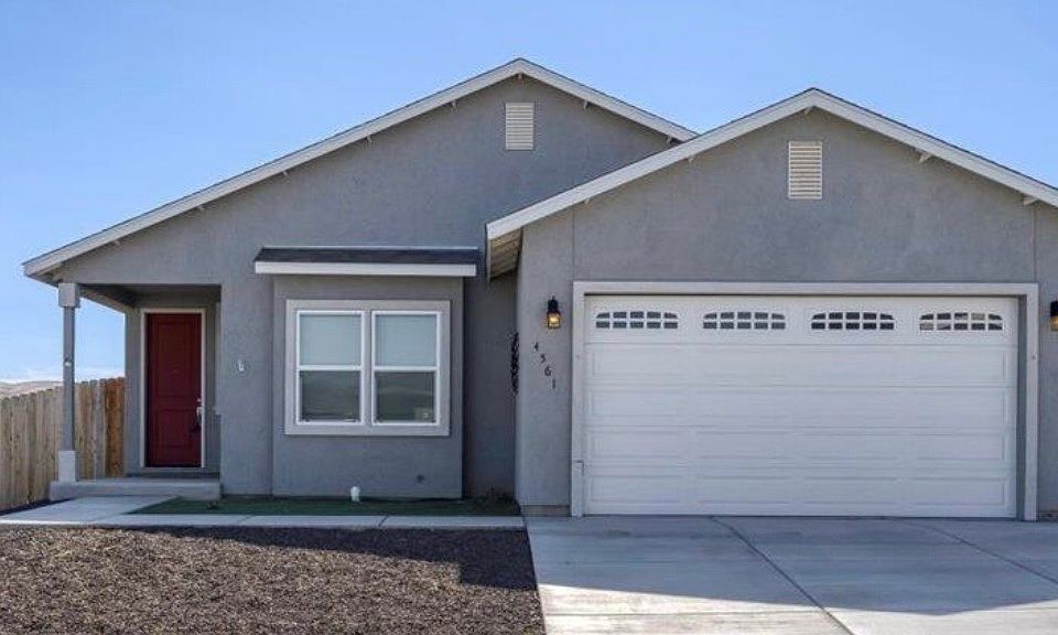 Front yard, double car garage, gravel surface