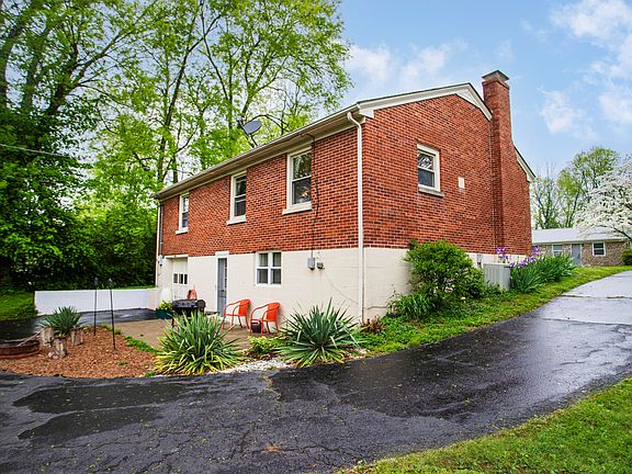 4th image of 182 Marilyn Ave