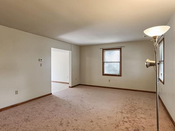 3rd image of 32 Forest Cir