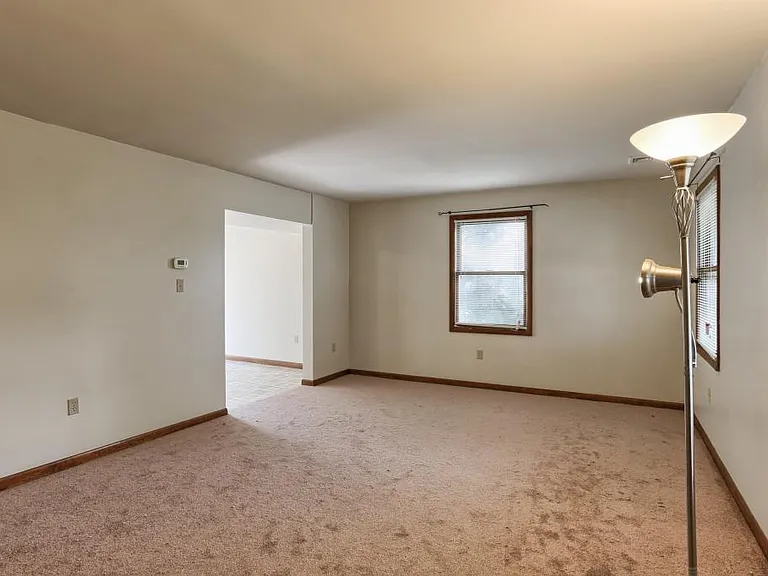 32 Forest Cir — Photo 3