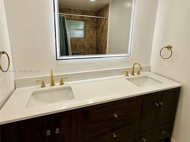 561 W 39th St — Photo 40