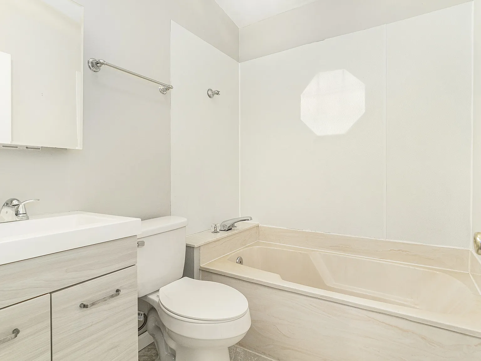 2 bed, 965 sqft, $1,350 — Photo 2