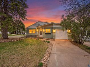 1121 S Willow Ave, Sioux Falls, SD 57105