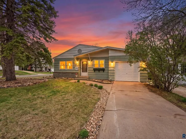 1121 S Willow Ave, Sioux Falls, SD 57105