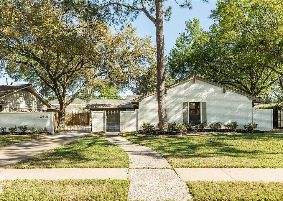 Beautiful 4 bedroom home located in Walnut Bend!