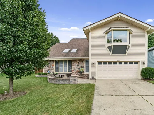 669 Monterey Dr, Crystal Lake, IL 60014