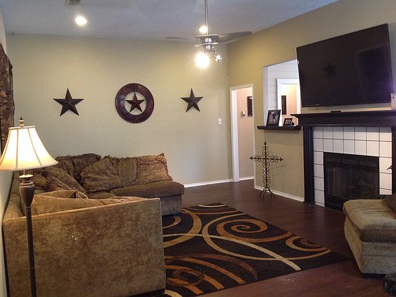 Living room w/ gas fireplace