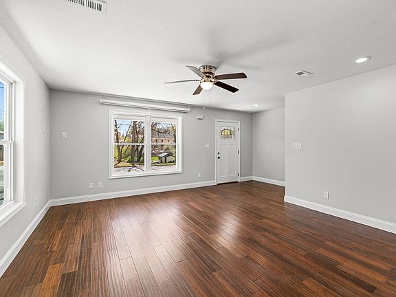 3rd image of 621 Lord Ave