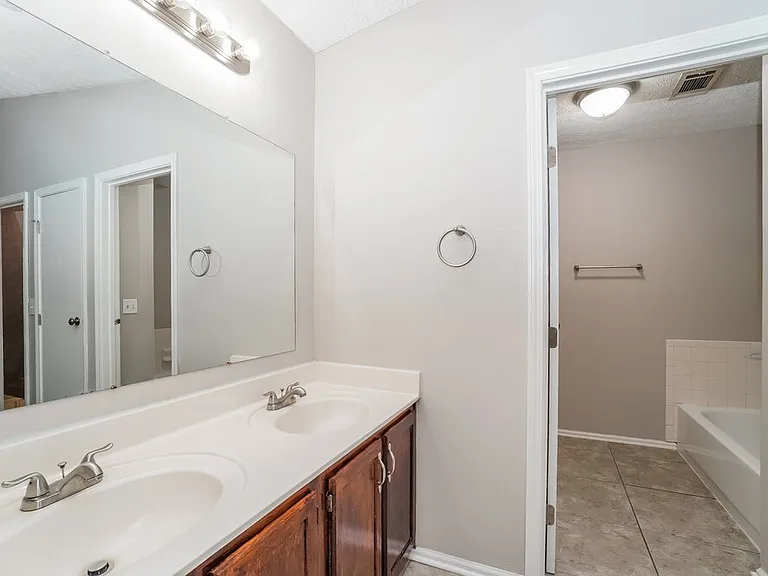 593 Bridgewater Ct — Photo 13