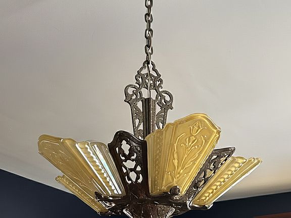 Vintage chandelier in dinning room