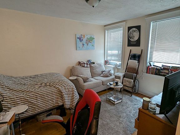 3rd image of 364 Riverway APT 5