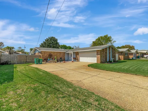 8 W Casa Loma Dr, Mary Esther, FL 32569