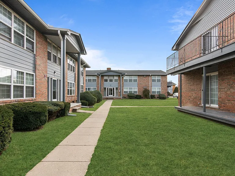 Cove On 13 - Roseville, MI — Photo 31