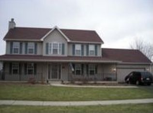 1104 Oak Crest Dr, North Aurora, IL 60542
